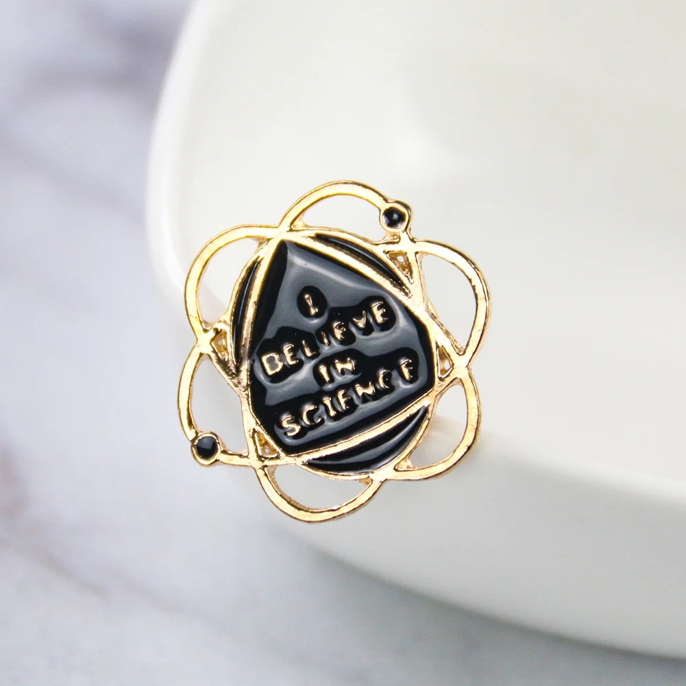 Science Themed Atom Brooch Hun - đánh giá và giá Science Hunter
